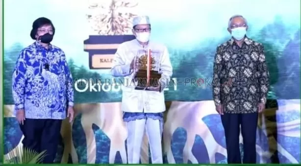 PENGHARGAAN: Pimpinan Ponpes Darul Hijrah KH Zarkasy Hasbi menerima penghargaan kalpataru di Jakata.