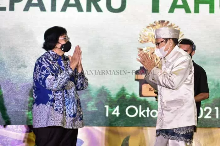 PAHLAWAN LINGKUNGAN: Menteri LH Siti Nurbaya Bakar menyerahkan anugrah Kalpataru ke KH KH Zarkasyi Hasbi di Jakarta, (14/10).