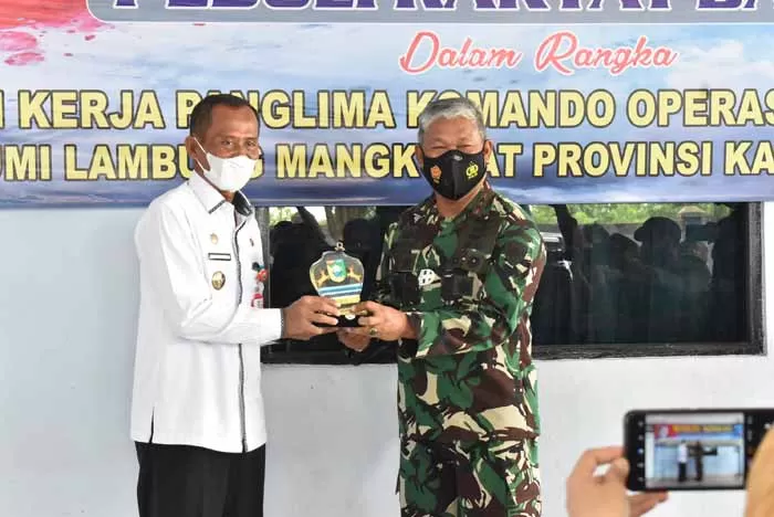 KENANG-KENANGAN: Penyerahan cendramata oleh Bupati Tala HM Sukamta kepada Panglima Komando Operasi TNI Angkatan Udara II Marsekal Muda TNI Minggit Tribowo.