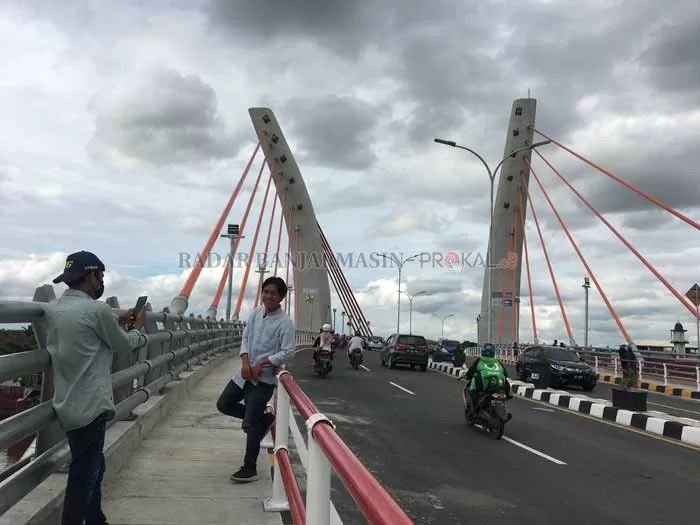 POSE DULU: Pelintas berfoto di Jembatan Basit saat dibuka akhir September lalu. Jembatan bakal ditutup lagi untuk peresmian.