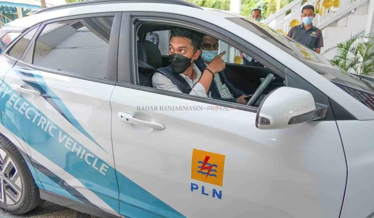 MOBIL LISTRIK: Bupati Banjar H Saidi Mansyur mencoba mobil listrik, Kamis (14/10). | FOTO: PLN FOR RADAR BANJARMASIN.