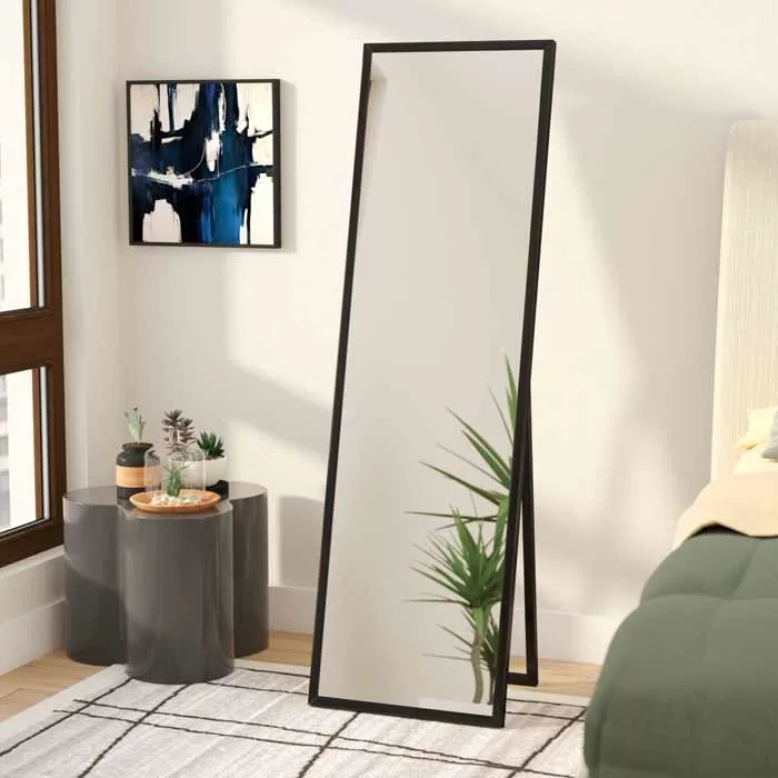 MULTIFUNGSI: Standing mirror terbilang multifungsi. Selain untuk berdandan dan dekorasi, cermin ini juga sebagai properti review pakaian.