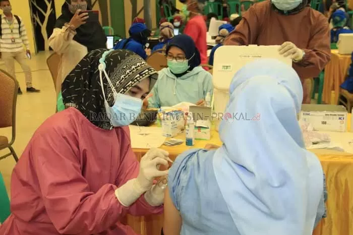 DIKLAIM CEPAT: Vaksinasi di Banjarbaru ditargetkan bisa mencapai herd immunity pada akhir Desember mendatang atau setara 70 persen jumlah penduduk yang sudah divaksin.| Foto: Muhammad Rifani/Radar Banjarmasin