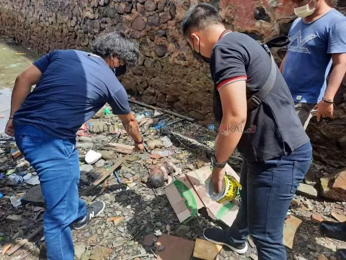 GEGER: Unit Identifikasi Sat Reskrim Polres Kotabaru melakukan proses evakuasi mayat bayi di tepi laut Desa Hilir Muara, Kecamatan Pulau Laut Sigam, Minggu (17/10).