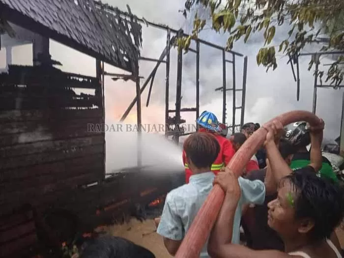 BEKERJA SAMA : Petugas bersama warga dan relawan bahu-membahu berusaha memadamkan api di Jalan Lok Serapang, Kecamatan Pelaihari.