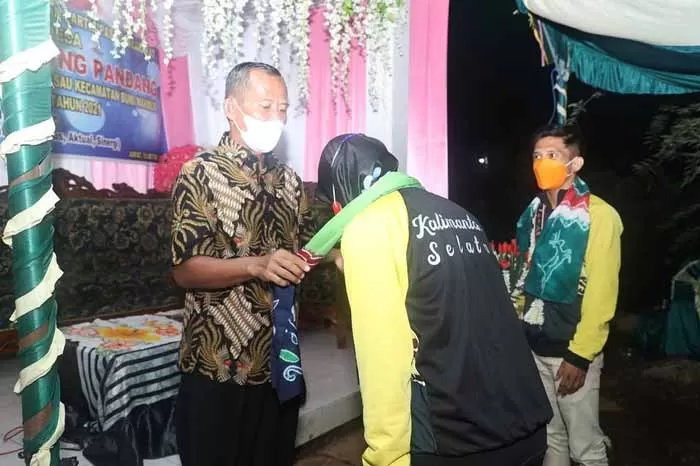 KEMBALI: Bupati Tala HM Sukamta ketika menyambut kepulangan atlet Tala yang mewakili Kalsel di ajang PON XX di Papua. Foto : Prokopim