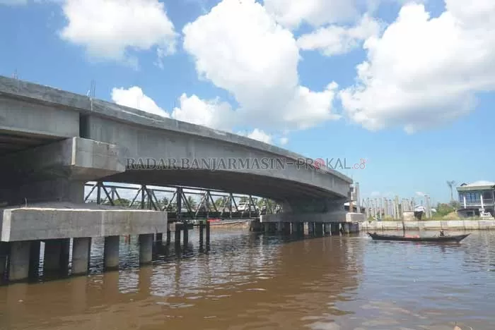 BELUM RAMPUNG: Jembatan HKSN dipotret beberapa waktu lalu. Hingga saat ini, masih ada lahan milik warga yang belum bisa dibebaskan lantaran belum ada kesepakatan harga dengan warga.| Foto: Wahyu Ramadhan/Radar Banjarmasin