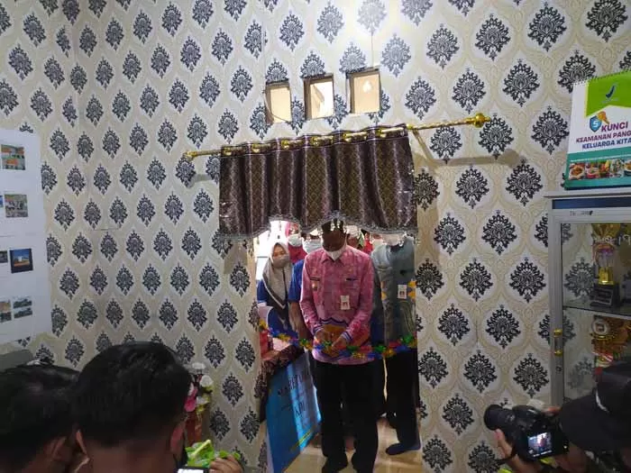 RESMIKAN: Bupati Tala HM Sukamta ketika memotong pita tanda diresmikannya sekretariat KIM Desa Sungai Rasau. Foto : Diskominfo