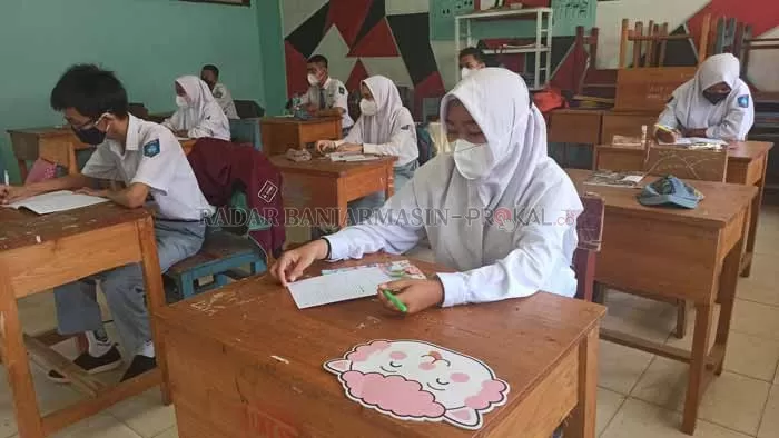 BUKA SEKOLAH: Suasana pembelajaran tatap muka di SMKN 2 Banjarbaru, kemarin. Sejumlah SMA/SMK piloting di Kalsel akhirnya membuka sekolah. | Foto: Sutrisno/Radar Banjarmasin
