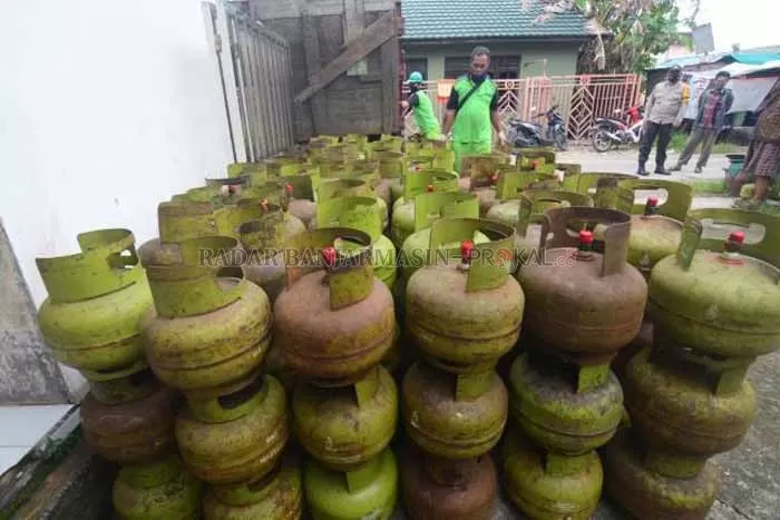 KELUHAN: Gas 3 Kg di Banjarmasin. Di pangkalan, harga per tabung tetap sesuai HET. Namun di eceran, terkadang menjadi lebih mahal. | Foto: Wahyu Ramadhan/Radar Banjarmasin