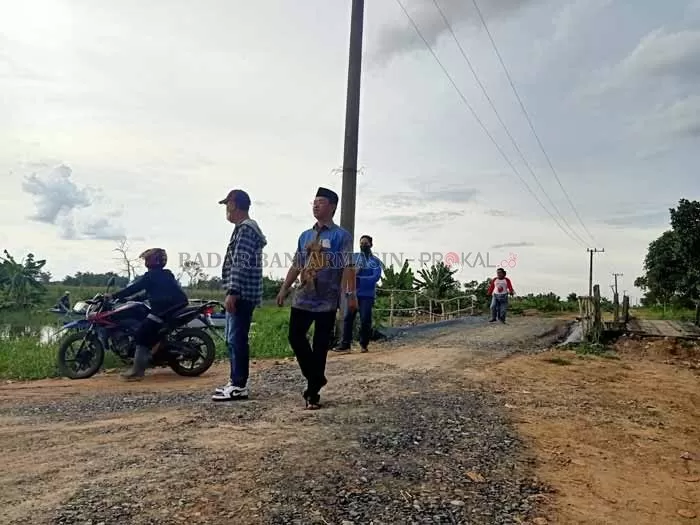 MONITORING : Wakil Bupati Batola Rahmadian Noor memonitor jalan Kutabamara yang membuka akses darat 7 desa tertinggal di Kecamatan Kuripan. Foto : Ahmad Mubarak / Radar Banjarmasin