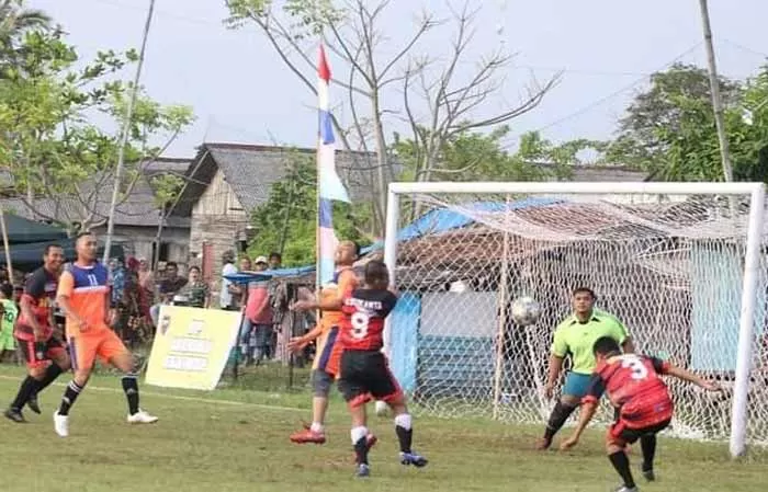 CARI BIBIT: Bupati Tala HM Sukamta saat melakukan laga pembuka Open Tournament Karang Taruna Cup 2021.
