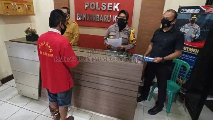MASUK PENJARA LAGI: Junaidi, 41, pelaku curanmor di Banjarbaru saat dihadirkan dalam jumpa pers Polsek Banjarbaru, kemarin.| Foto: Sutrisno/Radar Banjarmasin