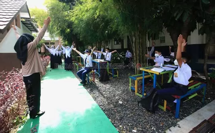TATAP MUKA: Pelajar di SMPN 1 Banjarbaru mengikuti PTM terbatas. Meski di sekolah diklaim lebih aman, namun ancaman di luar zona sekolah potensi penularan lebih besar.| Foto: Rifani/Radar Banjarmasin