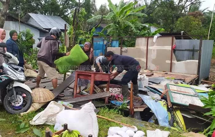 PUTING BELIUNG : Rumah-rumah di Desa Sungai Rasau Batola diterjang angin puting beliung. Puluhan rumah di tiga kecamatan di Batola mengalami kerusakan.