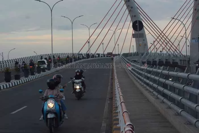 INFRASTRUKTUR: Jembatan Sungai Alalak yang rencananya akan diresmikan Presiden Joko Widodo. Jembatan ini sudah dibuka sejak awal Oktober tadi.| Foto: Wahyu Ramadhan/Radar Banjarmasin