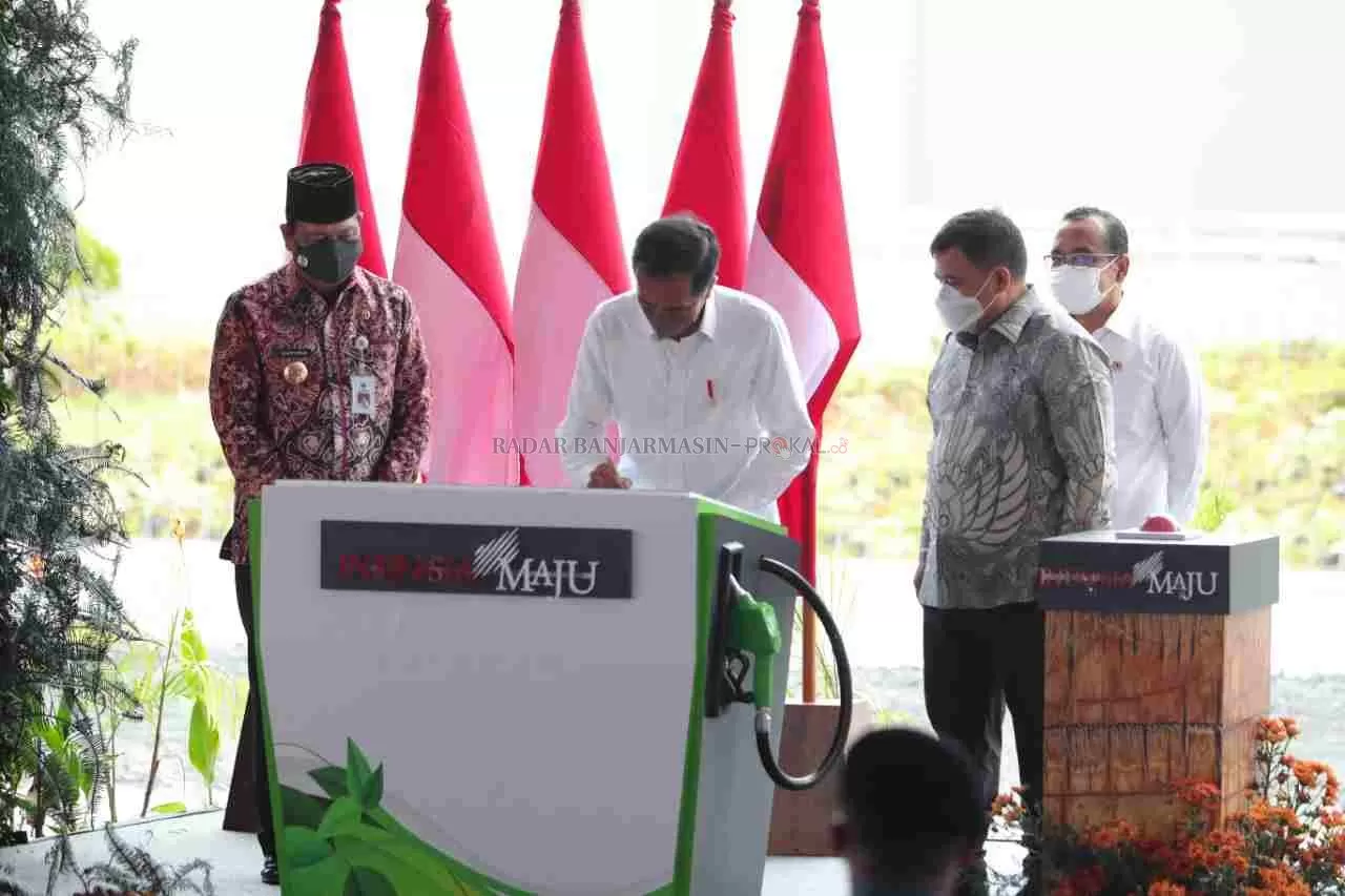 RESMIKAN PABRIK: Presiden Joko Widodo meresmikan pabrik biodiesel PT JAR di Desa Sungai Dua Kabupaten Tanah Bumbu Kalsel