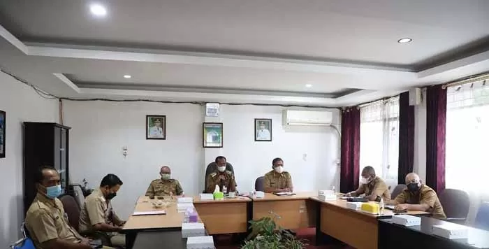 TERBATAS : Bupati Tala HM Sukamta memimpin rapat terbatas di meeting room Dinas Penanaman Modal dan Pelayanan Terpadu Satu Pintu.