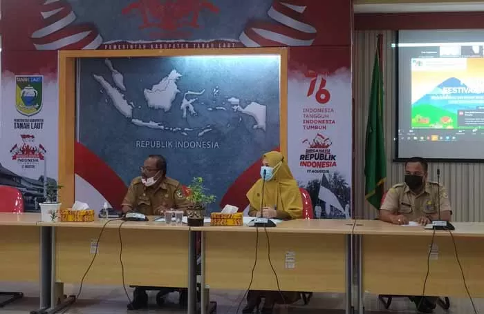 PENGHARGAAN : Sambutan Bupati Tala HM Sukamta yang dibacakan Staf Ahli Bidang Kemasyarakatan dan Sumber Daya Manusia (SDM) Sekretariat Daerah Husein Irianta.