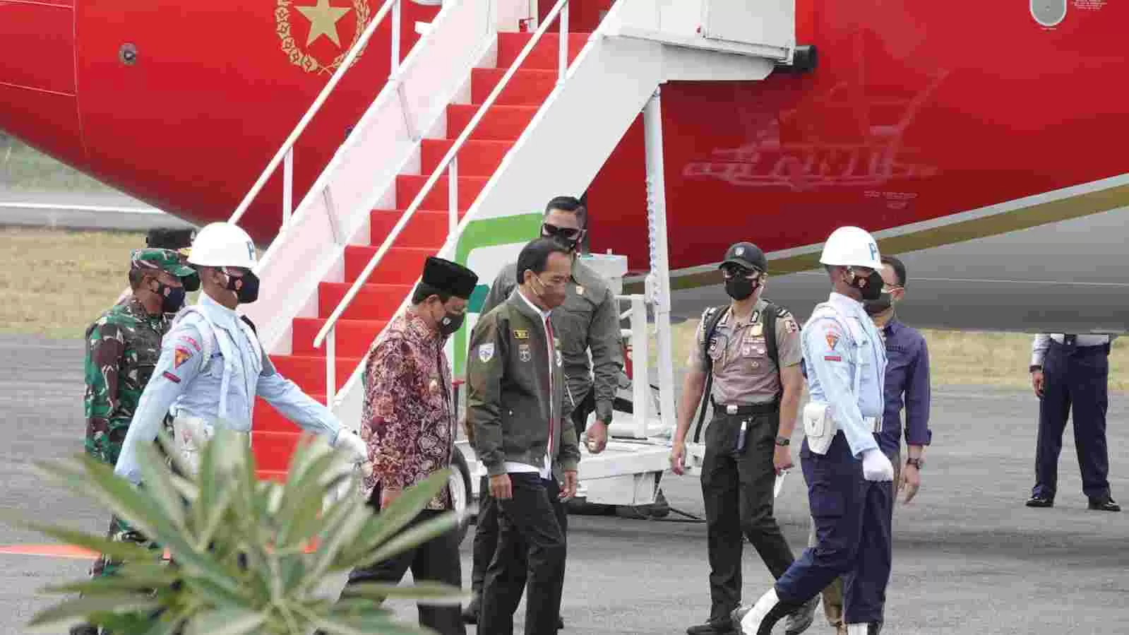 TIBA: Presiden Joko Widodo saat tiba di Pangkalan TNI AU Syamsudin Noor sekitar pukul 10.00 Wita, Kamis (21/10).| FOTO: BIRO ADPIM SETDAPROV KALSEL