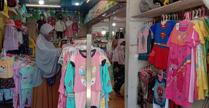 BERAGAM: Pakaian anak-anak banyak diminati konsumen.