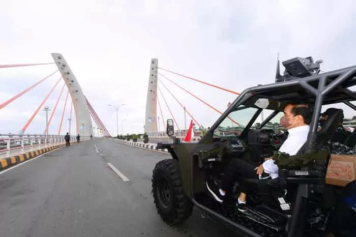 PANTAU JEMBATAN: Presiden Joko Widodo mencoba melewati Jembatan Sei Alalak, kemarin (21/10). Jembatan itu memiliki fungsi yang sangat penting sebagai jalur utama akses Kota Banjarmasin ke berbagai wilayah di Kalimantan Selatan dan Kalimantan Tengah.
