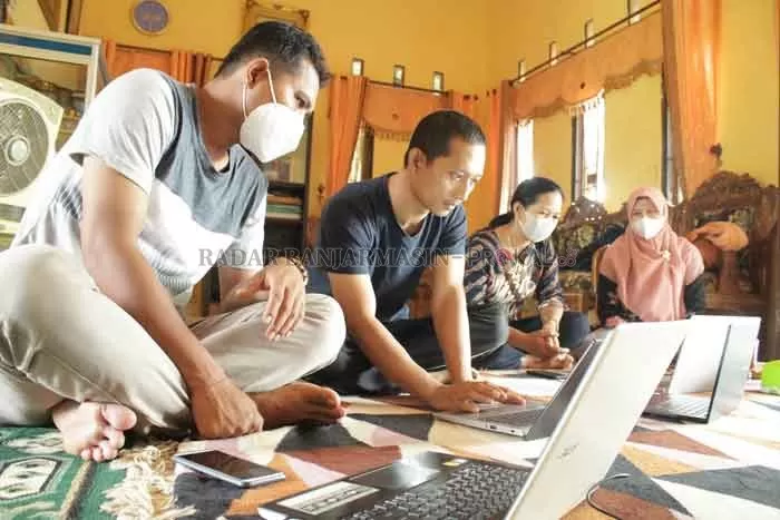 SIMULASI: Para guru di SDN Muara Hungi sedang sibuk melakukan simulasi Asesmen Nasional Berbasis Komputer (ANBK) untuk para siswanya, Kamis (21/10). FOTO: JAMALUDDIN/RADAR BANJARMASIN