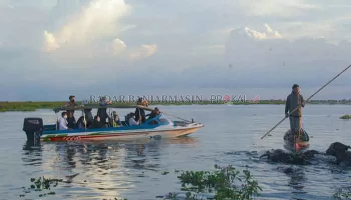 NAIK PERAHU: Rombongan istri pejabat Kalsel mengunjungi Pulau Sambujur melihat kerbau rawa Paminggir.