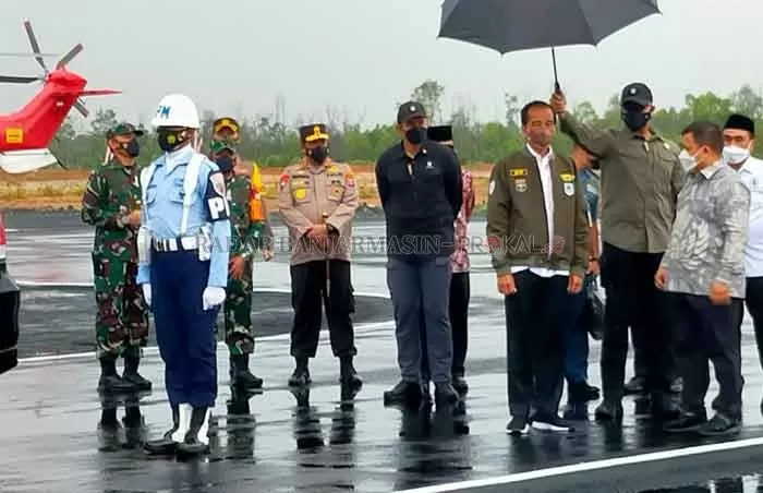 KEBANGGAAN: Bupati Tanbu HM Zairullah Azhar (kanan) ikut menjemput Presiden RI Joko Widodo saat hendak meresmikan pabrik biodiesel di daerah ini.
