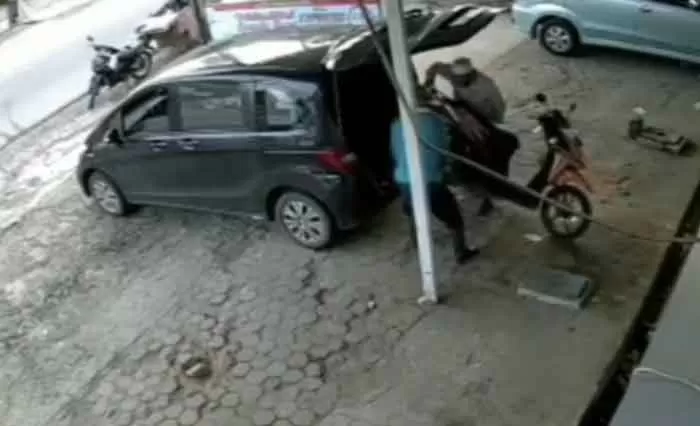 VIRAL: Pencurian kendaraan roda dua yang dimasukan ke dalam mobil minibus sempat viral. | capture video
