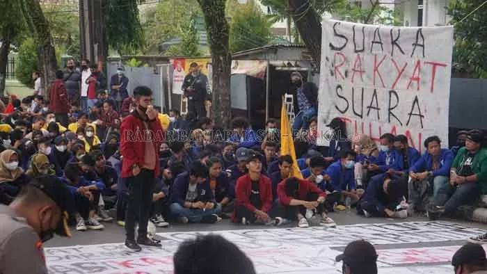 SAMBUT PRESIDEN: Ratusan mahasiswa menggelar aksi demonstrasi di depan Gedung DPRD Provinsi Kalsel Kamis (21/10) pagi. | Foto Endang Syarifuddin / Radar Banjarmasin