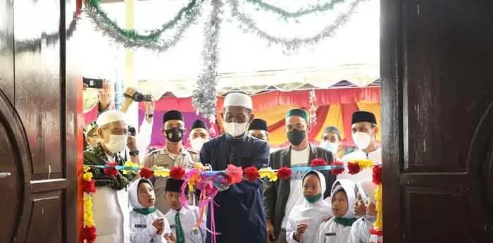 DUKUNG: Pemotongan pita oleh Bupati Tala HM Sukamta,  tanda diresmikannya Madrasah Ibtidaiyah Yayasan Nur Aldzulam, Rabu (20/10).