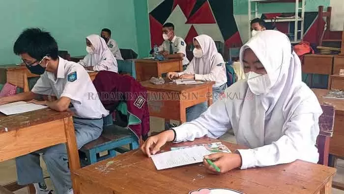 BUKA SEKOLAH: Suasana pembelajaran tatap muka di SMKN 2 Banjarbaru, 17 Oktober tadi. Sejumlah sekolah bakal dibuka mengikuti sekolah percontohan yang telah dibuka sejak 4 Oktober lalu.