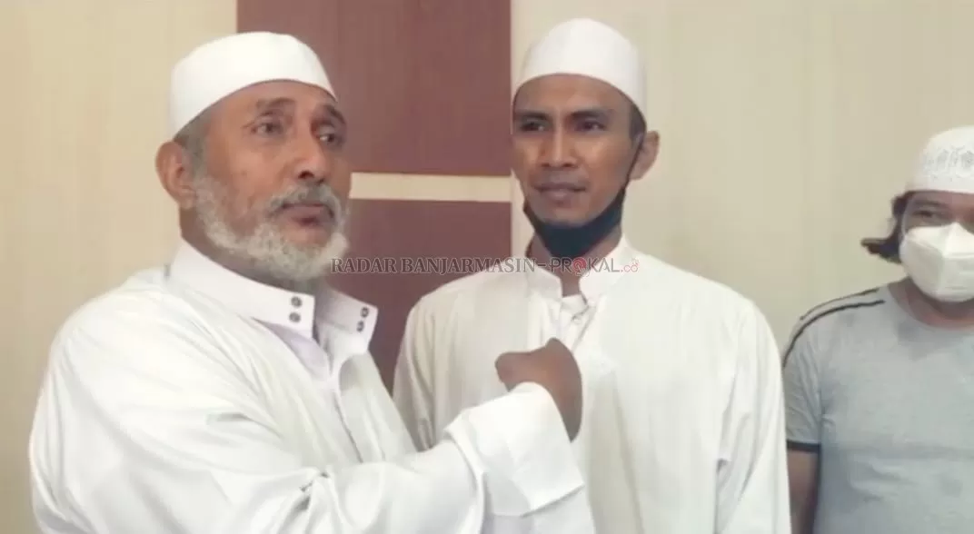MODUS: Habib Mustofa Bufthahim (kiri) saat menunjuk Ubbay Dillah Ayyubi yang mengaku zuriat rasulullah. | Foto: Muhammad Akbar/Radar Banjarmasin