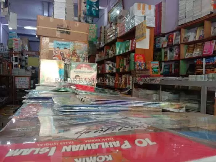 BUKU TEKS AJAR: Pedagang buku-buku pelajaran di kawasan Jalan Hasanuddin HM menyambut hangat kebijakan Pembelajaran Tatap Muka (PTM) di Banjarmasin.  | Foto: Fauzan Ridhani / Radar Banjarmasin