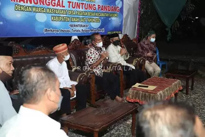 ASPIRASI: Bupati Tala HM Sukamta menanggapi keluhan warga pada malam ramah tamah dalam kegiatan Manunggal Tuntung Pandang.