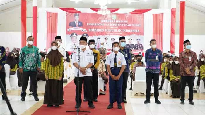 TARGET: Bupati Tanbu HM Zairullah Azhar menyapa Presiden RI Joko Widodo pada acara vaksinasi massal yang ditayangkan secara virtual, Kamis (21/10) siang.
