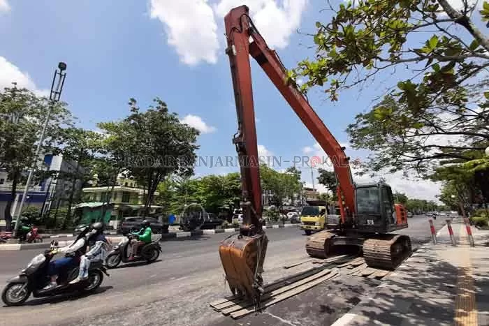 DIKRITIK: Operasional ekscavator dikritik lantaran dianggap merusak jalan.