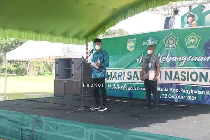 HARI SANTRI : Sekda Tala H Dahnial Kifli ketika menjadi pembina upacara pada peringatan Hari Santri Nasional 2021, Jumat (22/10) di lapangan sepak bola Desa Batu Mulia, Kecamatan Panyipatan.