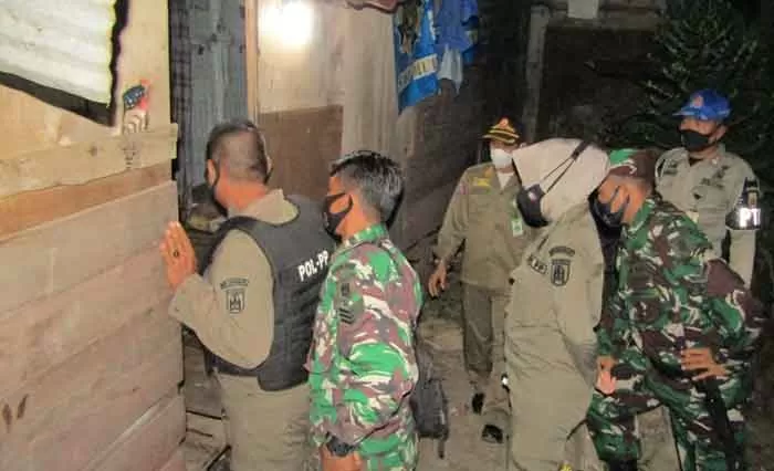 GEGARA MUSIK: Petugas Satpol PP Banjarbaru menyambangi salah satu rumah warga di Gang Keluarga lantatan dilaporkan warga lainnya gegara memutar musik yang terlalu keras. FOTO: SATPOL PP BJB FOR RADAR BANJARMASIN