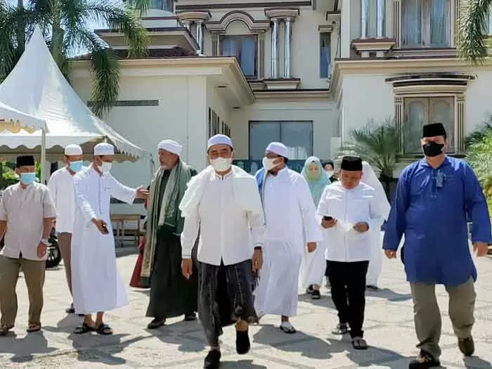 CITA-CITA: Bupati Tanbu HM Zairullah Azhar menyampaikan keinginannya membangun Istana Anak Yatim di semua daerah di Kalsel saat menghadiri Maulid Nabi Muhammad SAW di Masjid Darul Azhar, Sabtu (23/10).