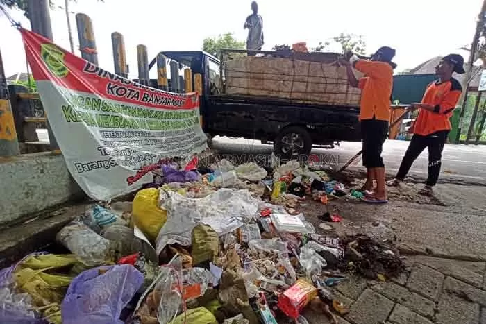 JOROK: Tumpukan sampah di kawasan wisata Siring Pierre Tendean. Kebanyakan bungkus makanan dan minuman yang ditinggalkan pengunjung dan PKL.| Foto: Wahyu Ramadhan/Radar Banjarmasin