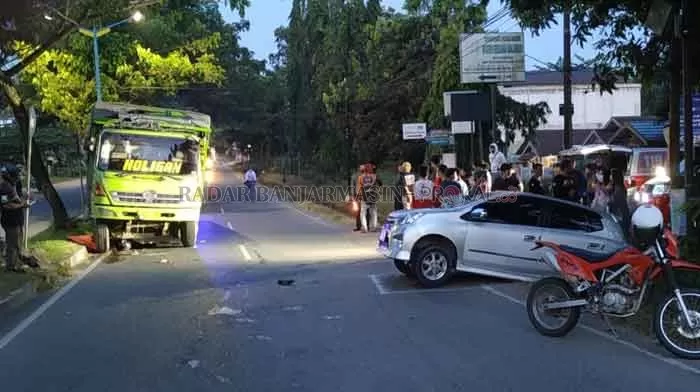LAKA MAUT: Pemotor tewas usai terlindas truk bermuatan barang bekas yang tak kuat menanjak di ruas Jalan PM Noor Banjarbaru pada Senin (25/10) pagi.| Foto: Polres Banjarbaru for Radar Banjarmasin