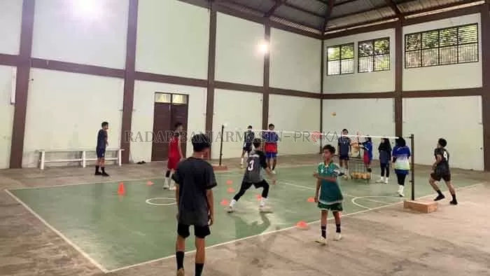 BERLATIH: Suasana latihan para atlet sepak takraw HSS di GOR Sepak Takraw Bamban, HSS.