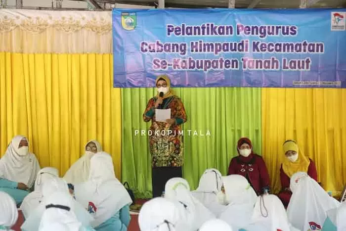SAMBUTAN : Bunda PAUD Kabupaten Tala Hj Nurul Hikmah Sukamta saat sambutan pada acara pelantikan Pengurus Cabang Himpaudi Kecamatan periode 2021-2025 di Taman Bon Sawit Desa Tampang.