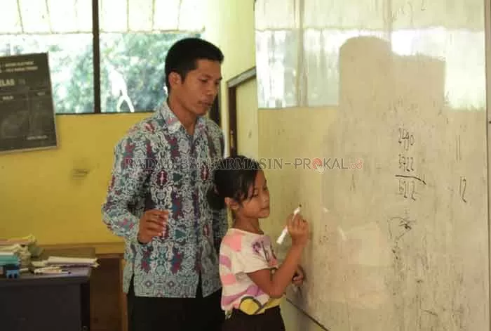 MENGAJAR: Sahdidin mengajar muridnya di sekolah terpencil SDN Muara Hungi, Kecamatan Batang Alai Timur, Sabtu (23/10). | Foto: Jamaluddin/Radar Banjarmasin