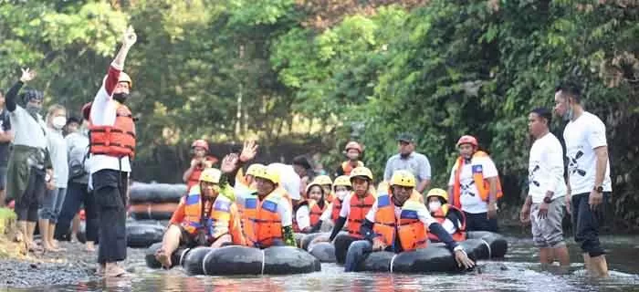 WISATA BARU : Bupati Tala HM Sukamta menjajal wisata river tubing di Desa Riam Adungan, Minggu (24/10) tadi.