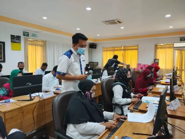 PELATIHAN: PT Arutmin Indonesia NPLCT kembali mengadakan pelatihan komputer bagi tenaga pendidik tingkat Sekolah Dasar (SD). | FOTO: ARUTMIN FOR RADAR BANJARMASIN.