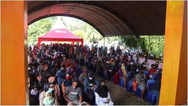 VAKSINASI: PT Arutmin Indonesia Kintap dan BIN Kalsel dan sejumlah pihak terkait menggelar vaksinasi di Gedung Olah Raga Desa Bukit Mulia, Senin dan Selasa (25-26/10). | FOTO: ARUTMIN FOR RADAR BANJARMASIN.
