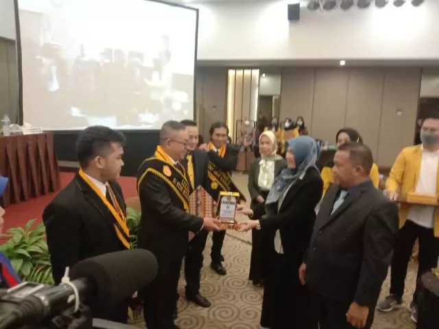 YUDISIUM: Wakil Ketua I STIHSA Banjarmasin, Muslimah Hayati SAg SH MH, menyerahkan penghargaan kepada salah satu lulusan terbaik STIHSA Banjarmasin, Rabu (27/10) di Rattan Inn Banjarmasin.